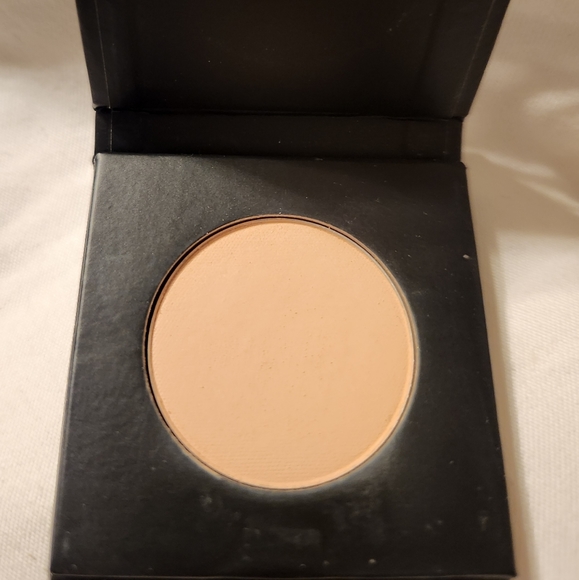 Eyeshadow - Picture 2 of 3